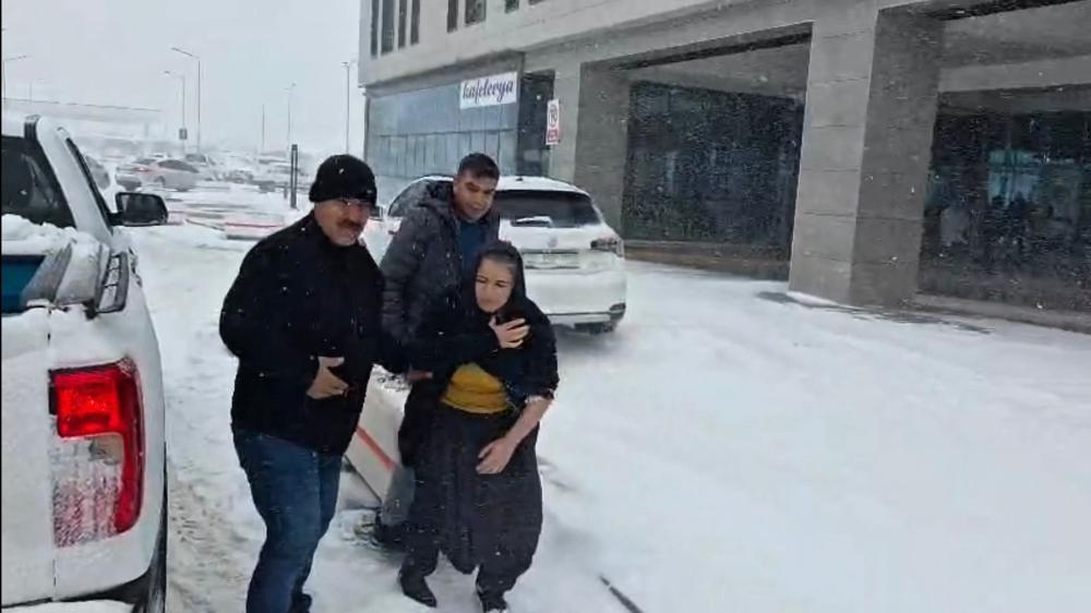 ADIYAMAN BELEDİYESİ EKİPLERİNDEN HAYAT KURTARAN MÜDAHALE: MAHSUR KALAN HASTALAR HASTANEYE YETİŞTİRİLDİ