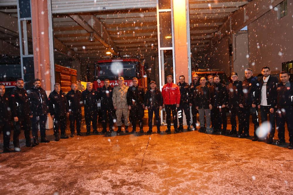 VALİ VAROL’DAN YILIN SON SAATLERİNDE İTFAİYE VE EMNİYET PERSONELİNE MORAL ZİYARETİ