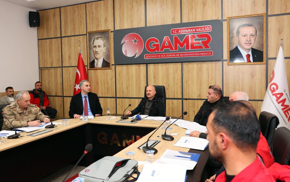 VALİLİKTE TAMP TOPLANTISI: KAR YAĞIŞINA KARŞI TÜM TEDBİRLER MASAYA YATIRILDI