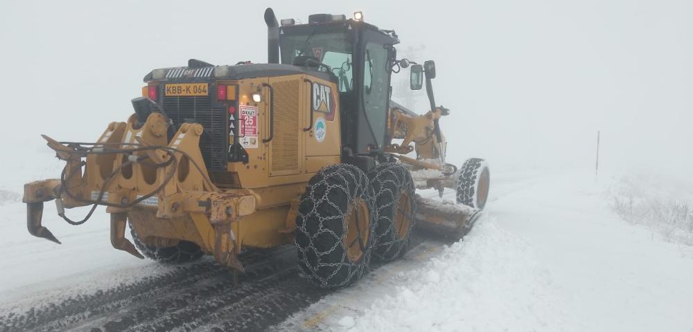 BÜYÜKŞEHİR, KIRSALDAKİ YOĞUN KAR YAĞIŞINDA YOLLARI ULAŞIMA AÇMAYA GAYRET GÖSTERİYOR