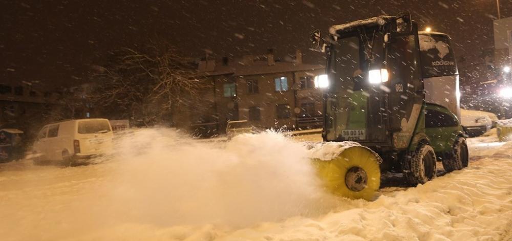 BAŞKAN ÇOLAKBAYRAKDAR, “BEREKETLE GELEN KAR YAĞIŞINA KARŞI  ÇALIŞMALAR ARALIKSIZ SÜRÜYOR”