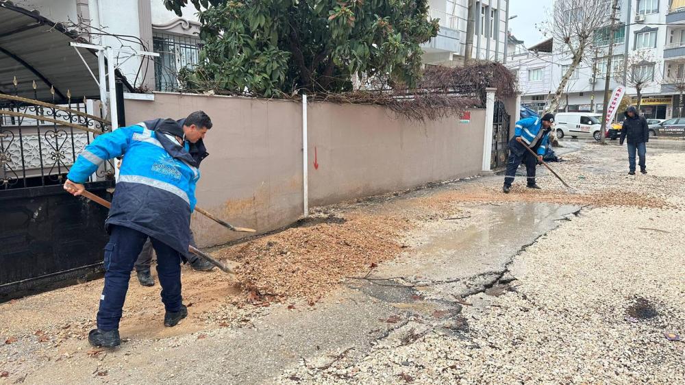 Adıyaman Belediyesi Yollara Anında Müdahale Ediyor: Ekipler Sahada