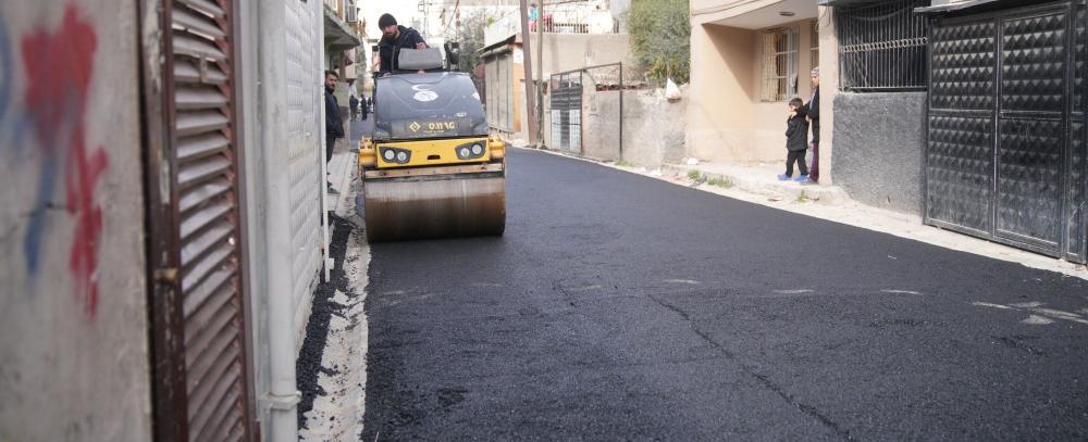 SEYHAN\'DA ASFALT SEFERBERLİĞİ DEVAM EDİYOR