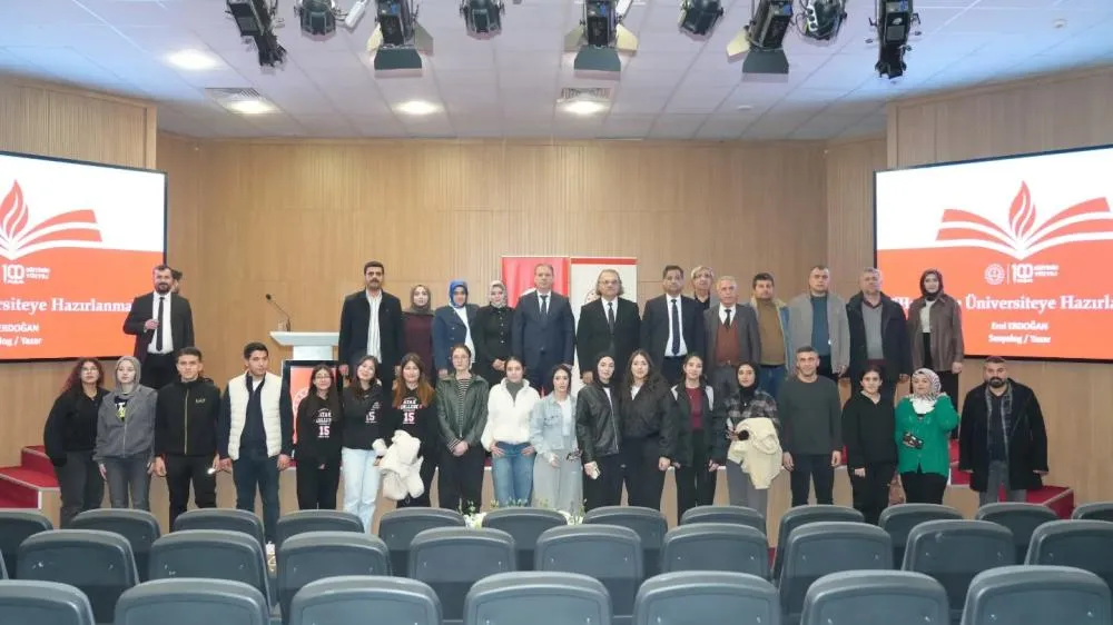 HAYATA VE ÜNİVERSİTEYE HAZIRLANMAK KONFERANSI DÜZENLENDİ