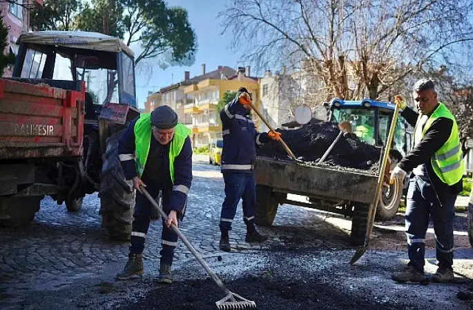 Ayvalık'ta Yol Bakım ve Onarım Çalışmaları Sürüyor
