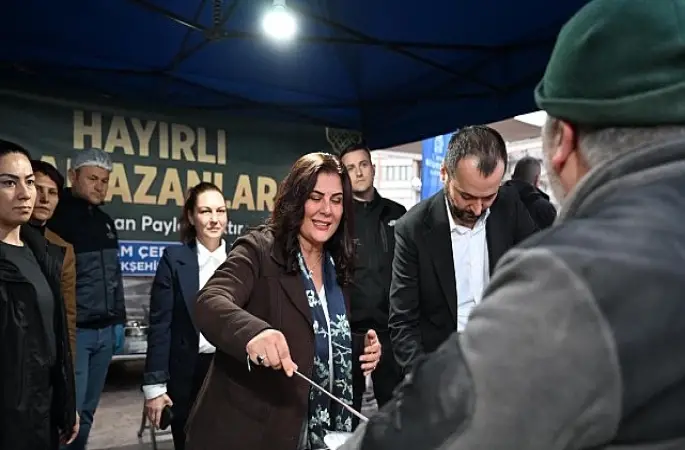 Başkan Çerçioğlu Atatürk Kent Meydanı'nda Kurulan İftar Sofrasında Vatandaşlarla Bir Araya Geldi