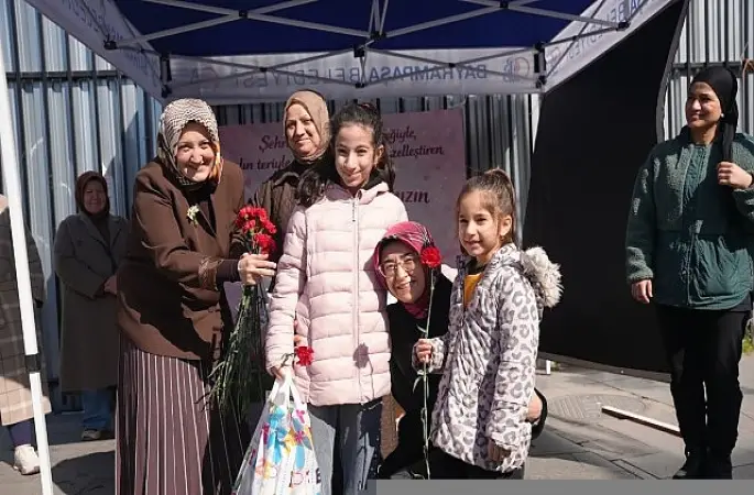 Bayrampaşa'da 8 Mart'ta kadınlara karanfil dağıtıldı