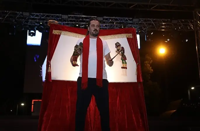 Büyükşehir Mobil Aşevi'nden sıcak yemek ikramı