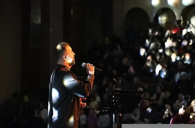 Gönüllere Dokunan İlahileriyle Hasan Bayar Sahne Aldı