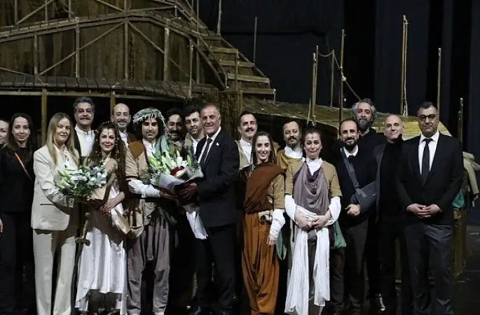 İBB Başkan Vekili Nuri Aslan, Yaşar Kemal'in 'Ağrı Dağı Efsanesi' Oyununu İzledi