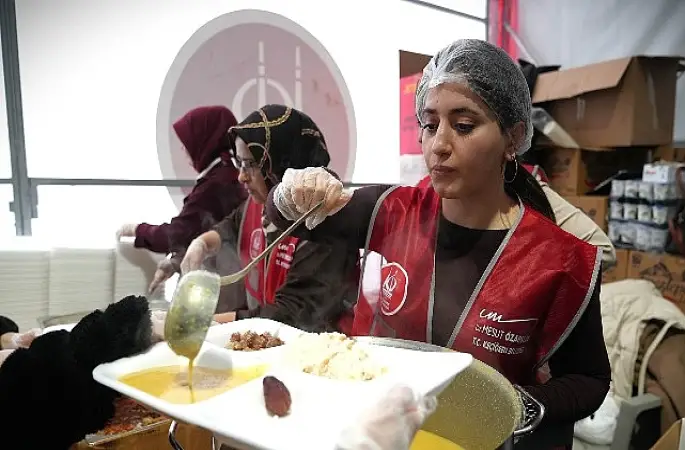 Keçiören Belediyesi'nden Sıcak Yemek ve Ramazan Kumanyası İkramı