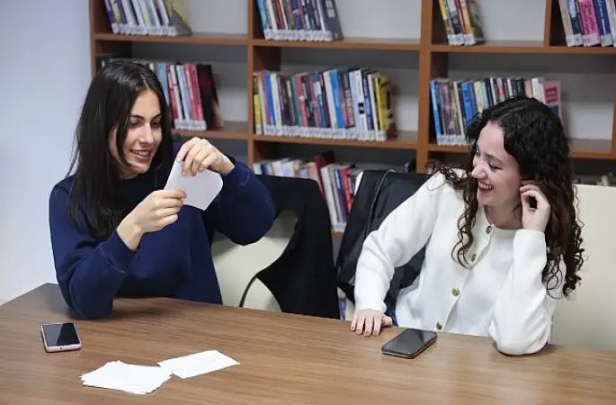 Konak'ta gençler yabancı dilini konuşarak geliştiriyor