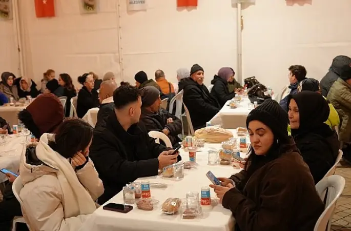 Maltepeliler iftar sofrasında oruçlarını açtı